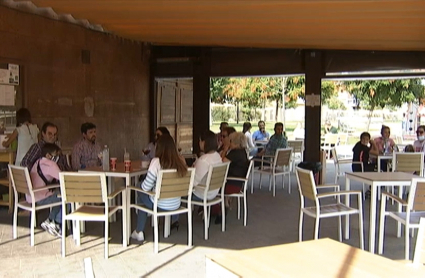 Clientes sentados en una terraza de Badajoz antes de entrar en vigor las restricciones.