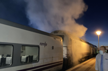 Sale humo de la locomotora averiada