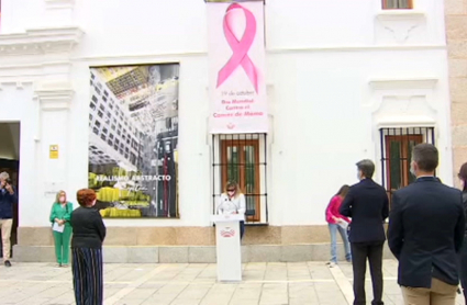 Acto institucional del 'Día Mundial contra el Cáncer de Mama' en la Asamblea de Extremadura