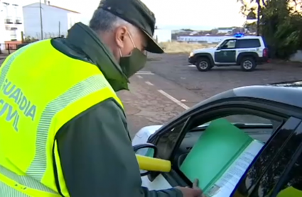 Guardia civil en un control durante el aislamiento perimetral en Usagre