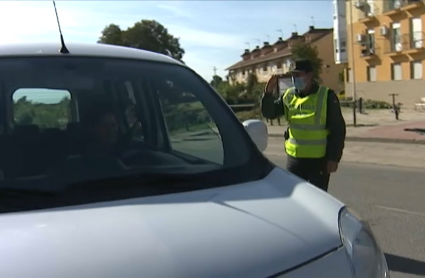 Un guardia civil vigila la entrada de un municipio confinado durante el Estado de Alarma