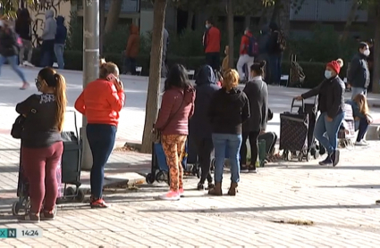 Extremadura tiene más del triple de tasa de pobreza y exclusión social que, por ejemplo, Navarra. Un grupo de personas hacen cola con carritos para recoger comida en bancos de alimentos.