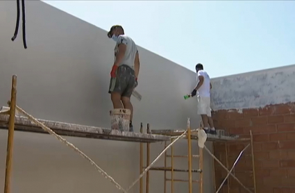 Albañiles luciendo una vivienda en construcción