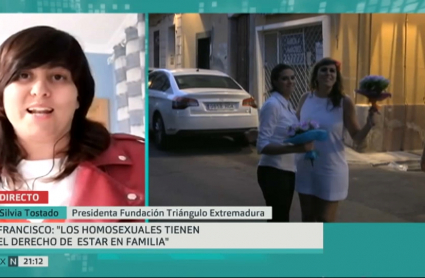 La presidenta de la Fundación Triángulo en Extremadura reconoce que las palabras del Papa son un respaldo muy importante para el colectivo LGTBI.  Un momento de la entrevista en directo en Canal Extremadura TV a Silvia Tostado.