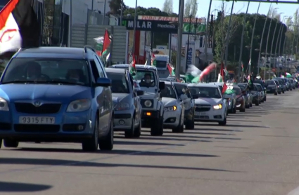 Vehículos recorriendo Mérida durante la Marcha a favor del Pueblo Saharaui
