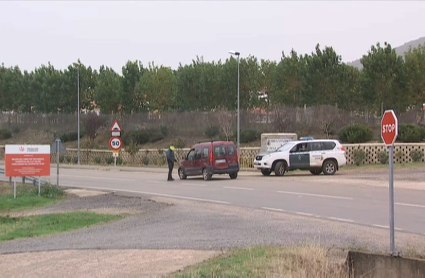 Control de la Guardia Civil en uno de los accesos a Fuenlabrada de los Montes