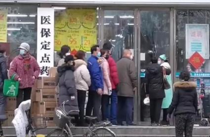 colas para comprar mascarillas en Wuhan