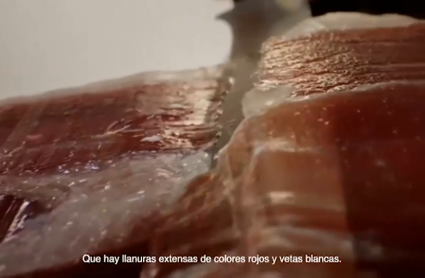 Fragmento del video promocional de la campaña 'El País Más Rico del Mundo' en el que se ve jamón ibérico Dehesa de Extremadura 