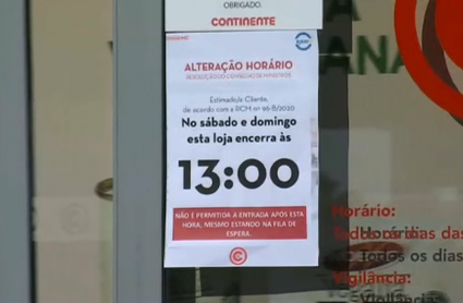 Cartel con el horario de toque de queda en un supermercado de Elvas 