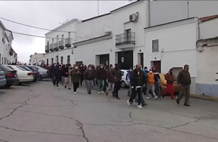 Los vecinos de Fuente de Cantos se echan a la calle para protestar por la ocupación ilegal de varias casas