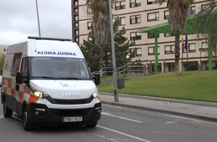 Una ambulancia de la empresa Tenorio circula por las calles de Extremadura 