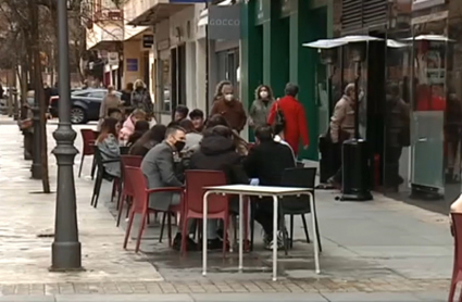 Una de las calles de Cáceres con bares y clientes en sus terrazas