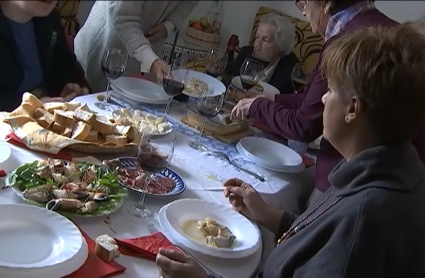 Una familia celebrando la Navidad