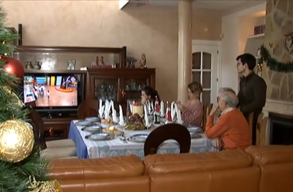 Una familia celebra una comida navideña