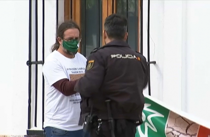 Ecologistas en acción encadenados en la Asamblea