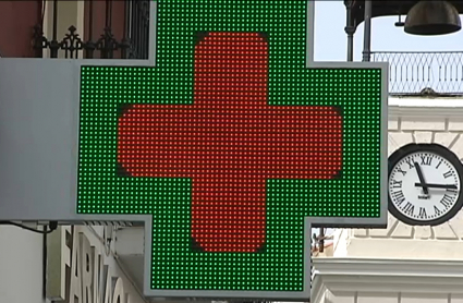 Letrero luminoso de una farmacia de la calle santa Eulalia de Mérida.