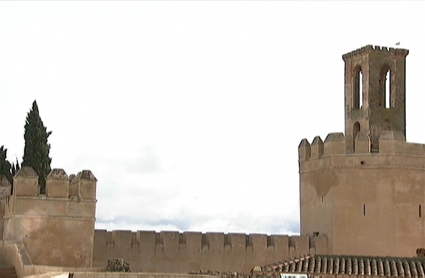 La campana dejó de tañir en la Torre de Espantaperros en 1856. Perfil de la Torre de Espantaperros de Badajoz con su campanario vacío.