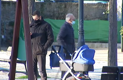 Padre con un bebé en un parque de Extremadura