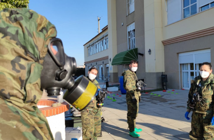 Militar de la Brigada Extremadura XI a las puertas de la residencia "Los Olivos"