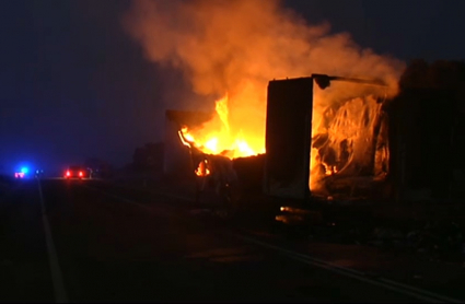 Imagen del camión incendiado en la N-523