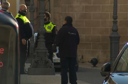 Policías Locales advirtiendo a un ciudadanos en las calles de Badajoz