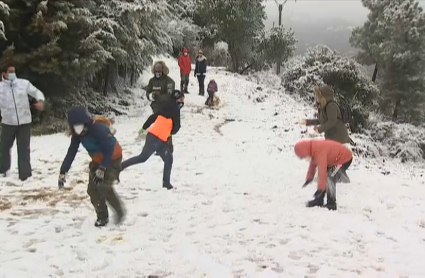 Gente disfrutando de la nieve en Guadalupe