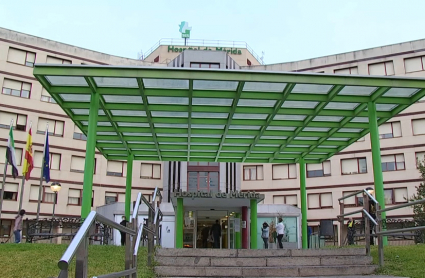 Varias personas en la puerta del Hospital de Mérida