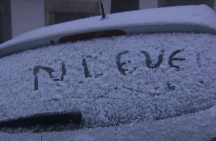 Nieve en un coche en Montánchez