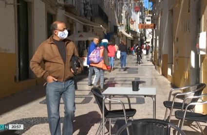Imagen de ciudadanos de Portugal paseando por la calle