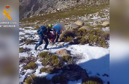 Imagen del rescate de la senderista en la sierra de Guijo de Santa Bárbara