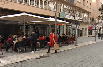 Cacereños en las terrazas de Cáceres