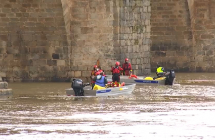 Especialistas de rescate recuperando uno de los cuerpos de los tres trabajadores fallecidos en el río Guadiana