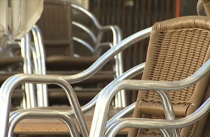 Sillas apiladas en una terraza