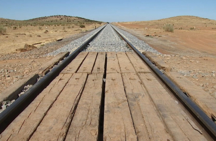 El tramo objeto de la mejora presenta todavía traviesas y material de madera en la vía. Vía del tren entre Llerena y Fuente del Arco, en la provincia de Badajoz.