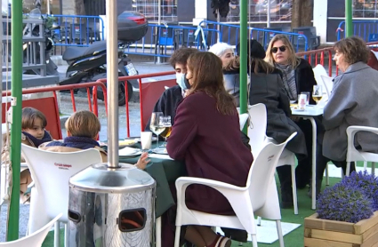 Clientes consumiendo en terraza