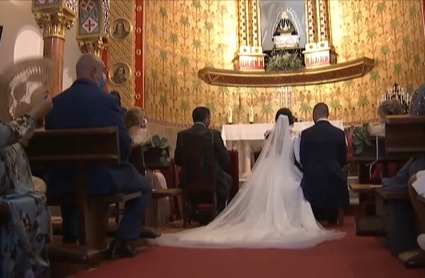 Pareja contrayendo matrimonio en una iglesia