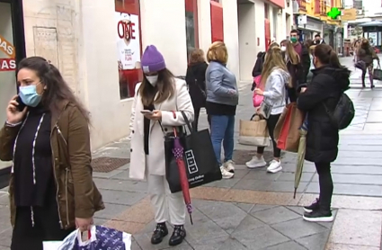 Clientes esperando para entrar en las tiendas esta mañana en la Calle Santa Eulalia de Mérida.