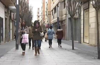 Clientes comprando esta tarde en la calle Menacho de Badajoz 