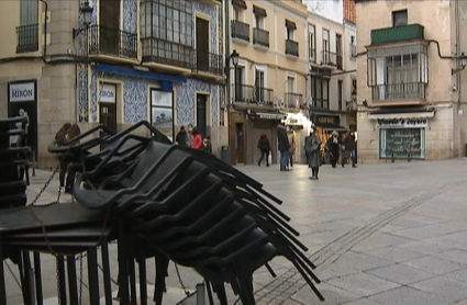 Sillas de la terraza de uno de los bares cerrados en Cáceres