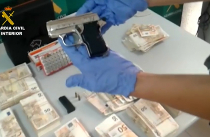 Incautación de dinero y armas tras una operación de la guardia civil  