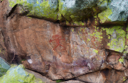 Detalle del monigote que ha aparecido sobre las pinturas rupestres de unos de los abrigos del Risco de San Blas.