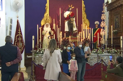 Una familia se hace la foro con la Borriquita esta mañana en la parroquia de San Roque 