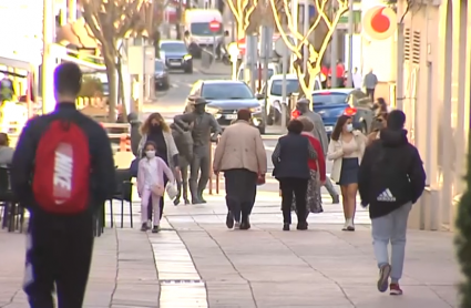 Gente paseando por Villanueva de la Serena