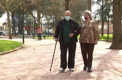 José Jiménez y su mujer Isabel Contreras pasean en un parque de Badajoz.