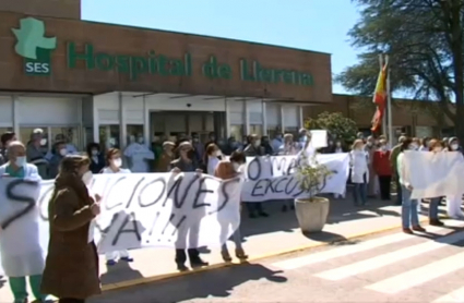 Protestas frente al hospital de Llerena