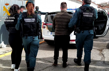 Agentes de la Guardia Civil trasladando a dos de los detenidos