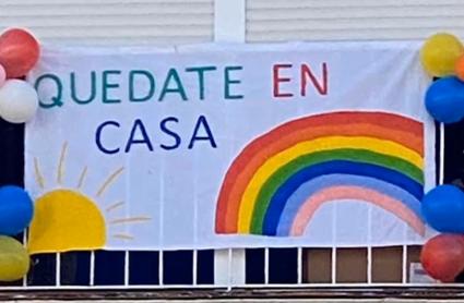 Uno de los carteles de "Quédate en casa" que se colgaron en los balcones durante el confinamiento 