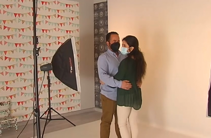 Pareja posando en las pruebas fotográficas de su boda