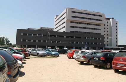 Vista del aparcamiento del Hospital Universitario de Badajoz.