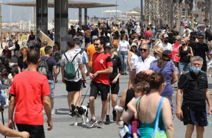 La gente pasea sin mascarilla por el paseo marítimo de Tel Aviv este sábado tras el ritmo de vacunación del país